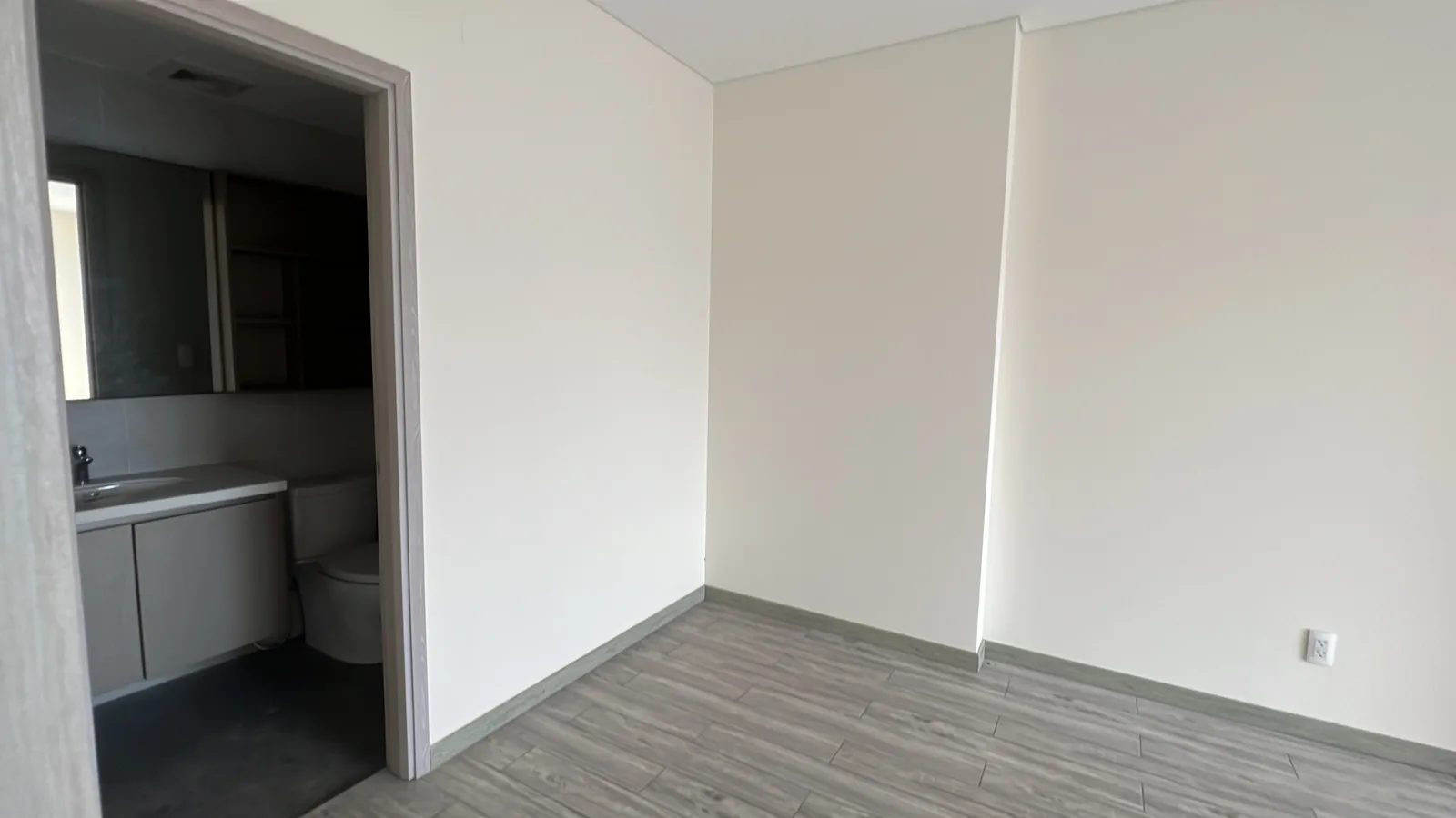 Phòng tắm trong phòng ngủ căn hộ hoàn thiện Legacy 66
