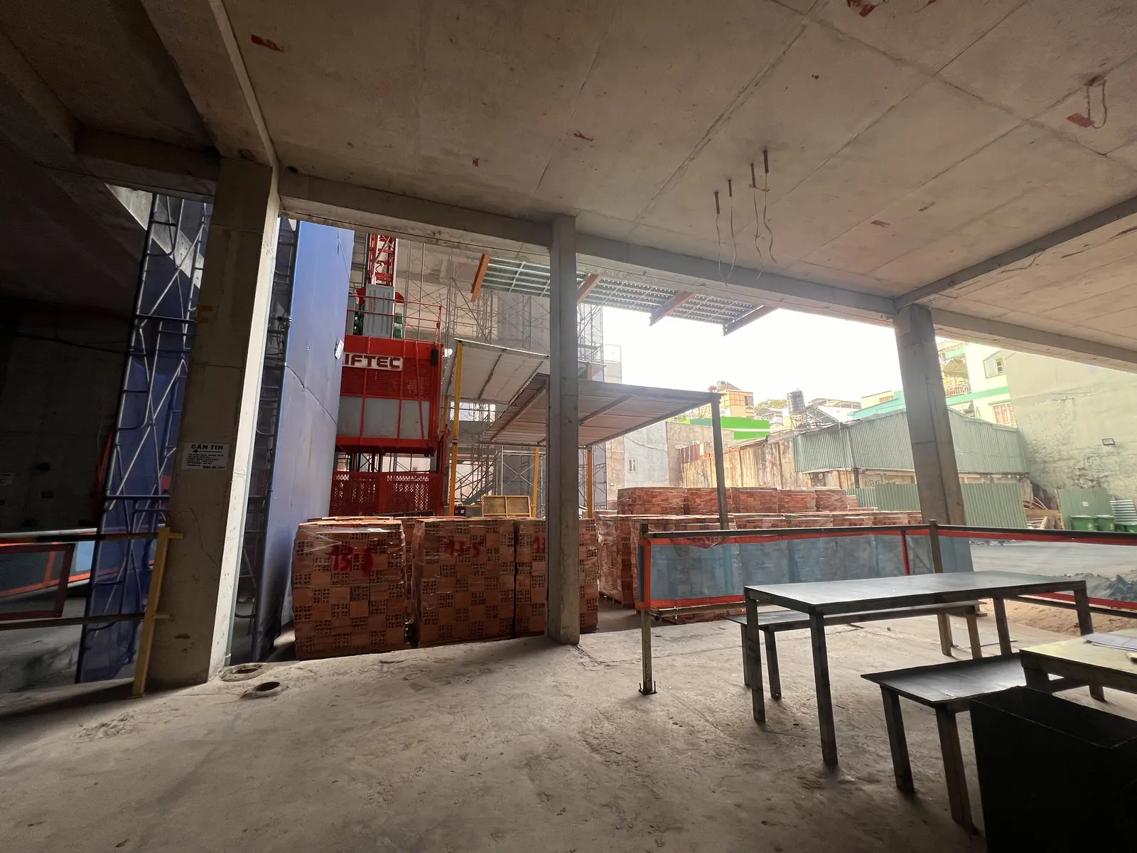 Căn tin công nhân trong khối đế công trường Legacy 66