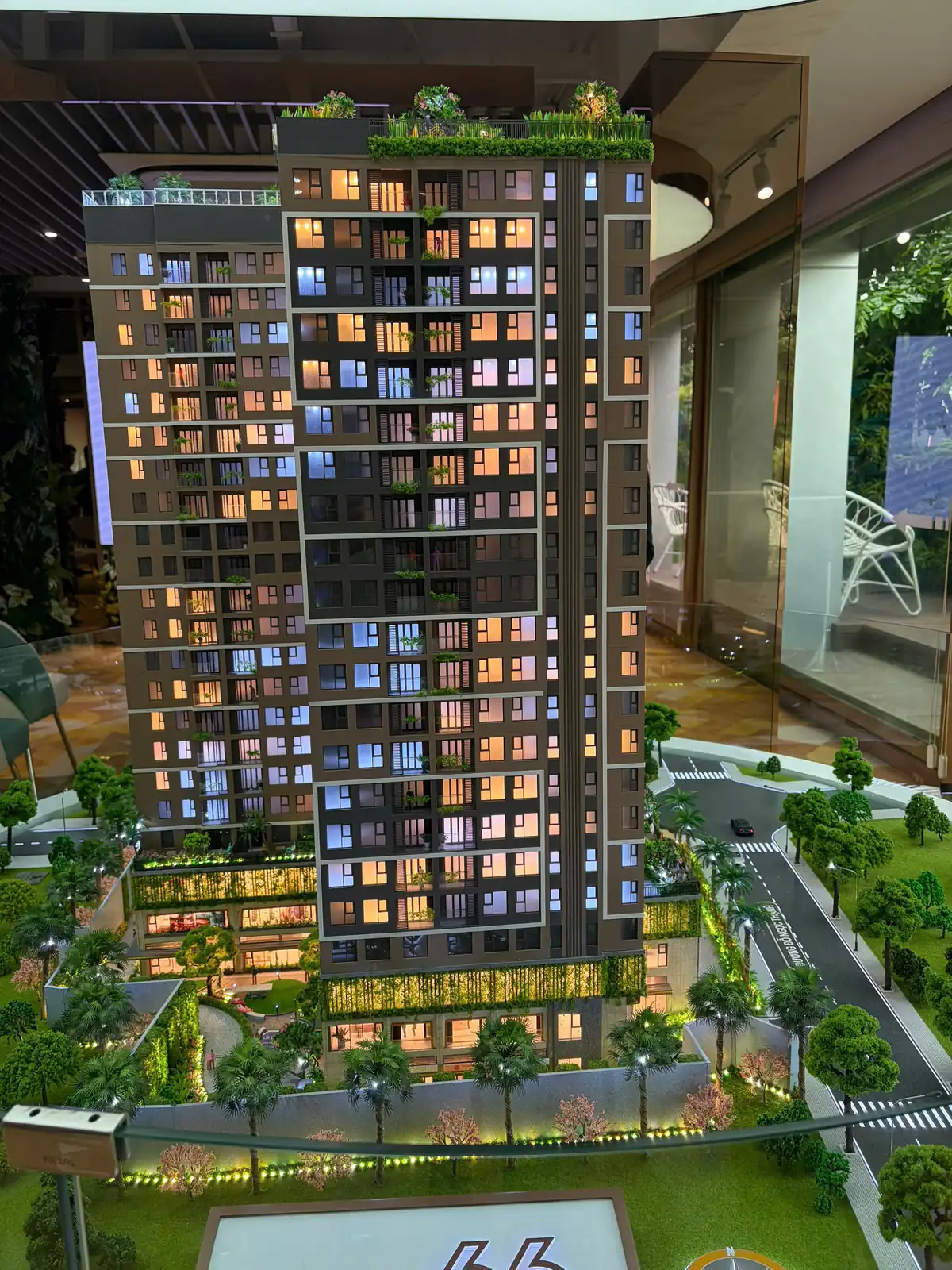 Sa bàn tháp căn hộ 22 tầng Legacy 66 với ban công cây xanh và vườn trên mái