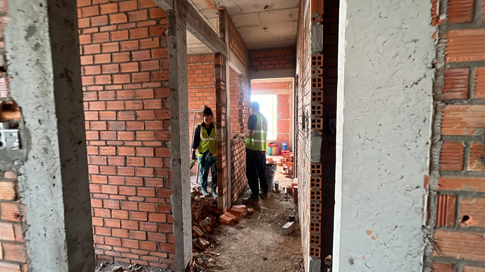 Thi công tường ngăn bên trong căn hộ Legacy 66 tháng 05/2026