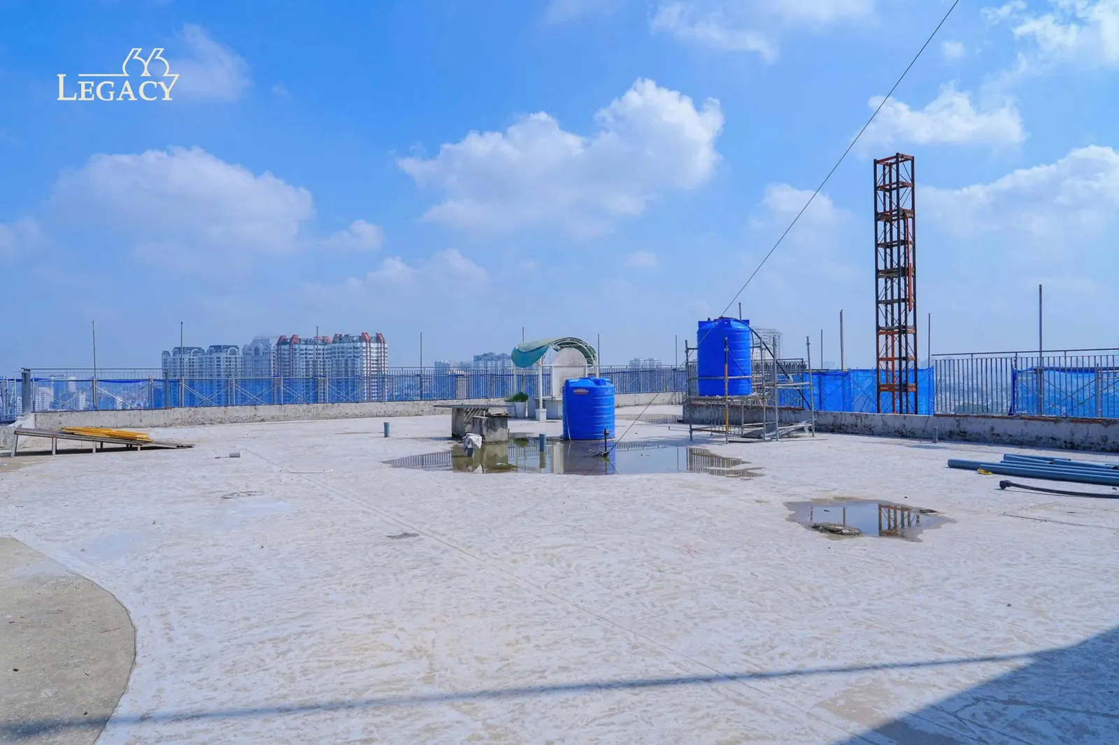 Sân thượng tầng mái Legacy 66 với bồn nước và vận thăng, tháng 09/2026